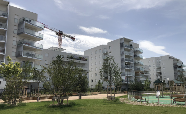 Dépêchez vous d'acheter un bel et confortable appartement neuf à Villeurbanne, au délai d'attente extrêmement réduit, parmi les programmes immobiliers neufs en livraison rapide de la région lyonnaise, notamment dans le quartier du Carré de Soie pour habiter votre résidence principale neuve ou pour investir et défiscaliser avec le dispositif loi PINEL Lyon !